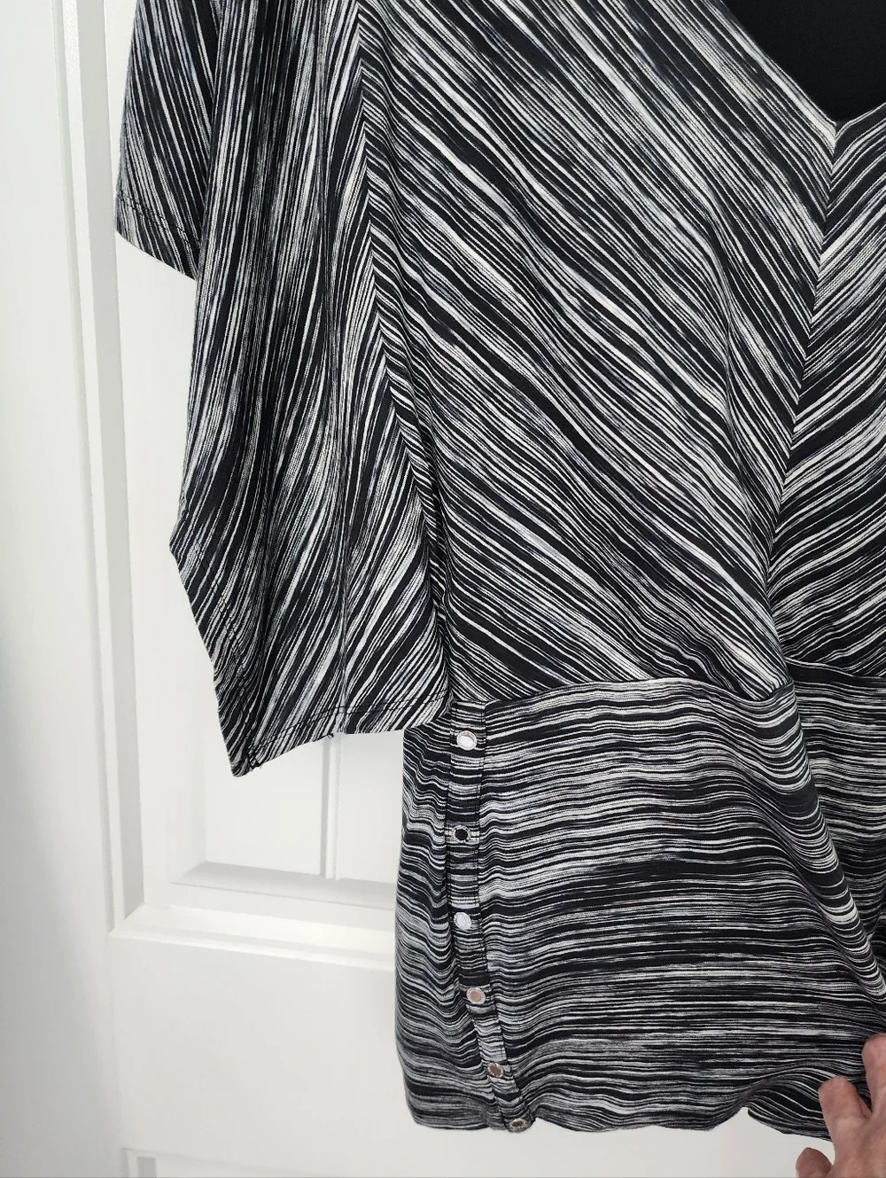 White House Black Market Black & White Striped Stretch Kimono Top, Size Large - Picture 3 of 6